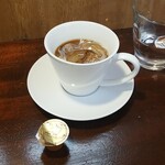 キッチン ブルー グローブ - ミルクを入れます