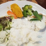 キッチン ブルー グローブ - ご飯、サラダ、お新香を乗せて