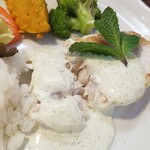 キッチン ブルー グローブ - ひめ鯛ポワレを一口大にカット