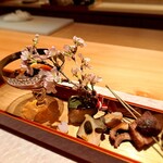 Ginza Kousui - ⚫八寸
                        「のれそれ　桜鱒寿司　蕗イイダコ  蒸し鮑　蔵王鴨肉フキ溝  空豆」