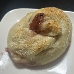 Maru bagel - いちご杏仁クリームチーズ(290円)