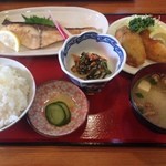 海鮮・話食処 しん - カンパチ塩焼き+牡蠣フライ（￥８９０）（１４，２，５）