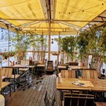 魔女のちいさな森のハンバーガー - 映える店内♪晴れた日は風がそよいで気持ち良いです♪