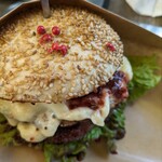 魔女のちいさな森のハンバーガー - ハニーの甘いコク、ほのかなカシスの甘酸っぱさ、ピンクペッパーの華やかなスパイスの刺激。