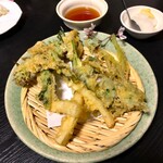 旬肴料理 かえで - 山菜の天ぷら。