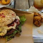 魔女のちいさな森のハンバーガー - 人生バラ色カシスバーガー、カマンハニー2260円