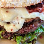 魔女のちいさな森のハンバーガー - カマンベールチーズの塩気とまろやかさ