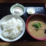 toro-ritonjirumeshiyaoshokudou - 豚汁めし ご飯並（700円）、生玉子（50円）