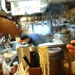 麺屋 悠 - 調理場の山内店主と麺リフの光景！