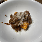 洋食堂 のろ - “自家製リコッタニョッキ 尾崎牛と幸福豚のポロネーゼ”。見た目よりアッサリ優しい味わいです。ここまでで相当満腹状態。しかしどの一皿も上品でホントアッサリなので飽きが来ず食べ進んでしまいます。