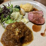 洋食堂 のろ - “京丹波高原豚肩肉の柔らか玉葱煮込み”と“近江鴨のロースト オレンジとマルサラのソース”。メインディッシュのこの二品はお店の十八番です。玉葱の甘さと豚肉の柔らかさ！鴨は絶妙のロースト加減。サイコー！