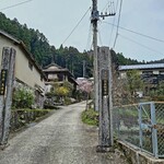 旅するクーネル - この奥です　駐車場は案内が出てきます