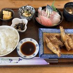 しとろにえ - 煮魚定食。この日はコチのカマ。