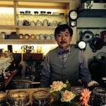 タオ - モダンで居心地のいいインテリアと、クラシックで品のいい正装のマスターの組み合わせ。知る人ぞ知る、ニューヨークのBlue Bottle Coffeeの隠れバーにも勝る快適さ。