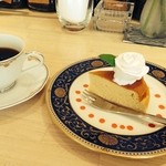 タオ - 最高においしいチーズケーキとコーヒーのセット。クリームで作ったバラの花がかわいい。