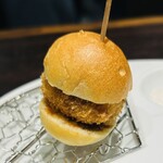 串揚げキッチン だん - 超ミニサイズのハンバーガー♡揚げたてのメンチカツをサンドしてあります♡映える✨✨