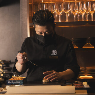 店主の手さばきを間近に見ながら新しい食の世界をご堪能ください