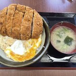 籠屋食堂 - ちょっとおつゆ溢れてしまったけど、超カツ丼です