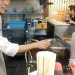 Akebono - あけぼの ＠有楽町 羽釜が写るように笑顔で身体を除けてくださった店主さん