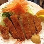 Echigo Tonkatsu Ninjintei - 夕飯は人参亭のロースとんかつ。
                        
                        なんか先週も食べた気がするけどドンマイ！
                        
                        美味しいからいいや。