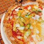 薪窯Pizza ピッチュ - グリーンアスパラと熟成ベーコン、半熟卵のビスマルクを卵を潰しました