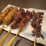 串焼黒松屋 - 手ごねつくね串、香州鶏白レバー串、香州鶏はつもと串