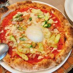 薪窯Pizza ピッチュ - グリーンアスパラと熟成ベーコン、半熟卵のビスマルク(2600円＋税)