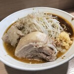 麺屋 味方 - 豚1枚追加にニンニク少し野菜アブラ。