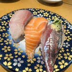Sushi Yuukan - 得々三昧　ハマチ　サーモン　アジ　462円