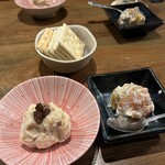 紡 - 燻製ポテトサラダ、生ハムとキンカンのクリームチーズ和えをクラッカーにのせて