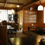Sobadokoro Washoui - 木を多く利用した落ち着ける店内。