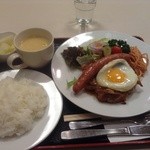 キッチンスズキ - チキンマスタードソースとポークソーセージ