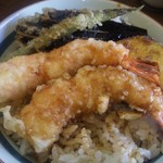 天丼は、エビ・茄子・サツマイモ・ししとうの構成です