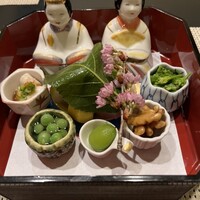 伊万栄 - 左から白子のポン酢和え　薄いえんどう　若桃　胡桃だき　菜の花胡麻和え