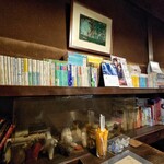 Yajirobe E Kohi Ten - 店内には本がたくさん置いてあります。オーナーさんが読書好きなご様子です。