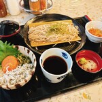 Karasawa Gorufu Kurabu Karasawa Kosu Resutoran - そばミニ丼（しらす明太子）セット