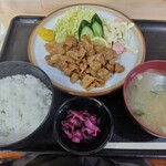 かつ美食堂 - 生姜焼き定食790円（お値段840円だけど、半ライスは50円引き）。