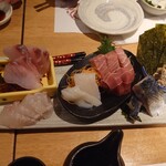 Yamaya Sengyoten Yahei - お刺身盛り合わせ。鰹、目鯛、真鯛、真いか、本マグロ、炙りしめ鯖、なめろう