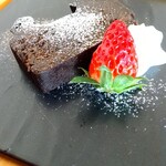 食堂カフェ むむむ - 黒抹茶の生ガトーショコラ・苺添え