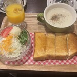 やまもと喫茶 - クリームシチューセット。他のメニュー群よりも良くトーストされて香ばしい食パン。