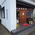 プルミエ - お店の入り口。