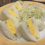 やまもと喫茶 - ふわふわたまごをサンドしてある。しっとり甘くて美味しい。