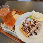 カフェ プラゼール - 料理写真:ワッフルセット(チョコバナナ)(800円)＋ソフトクリームトッピング(100円)