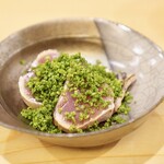 割烹 はらだ - お造りその1  かつを焼霜　福井天然あさつき