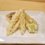 割烹 はらだ - 油もの　小あゆ、白アスパラ、たけの子、空豆、椎茸