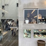 アレ - 外観。テイクアウトの方も多い。