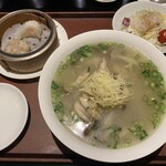 黄鶴 - セットの全容です。麺はスープの下に隠れちゃってます。