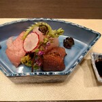 多を - マグロ、ヒラマサ、牛肉炙り。自家製出汁醤油で