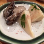 海 - お通しは筍と牡蠣のオイル漬