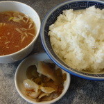 とうりゃんせ - 焼肉定食のご飯、スープ、ザーサイ